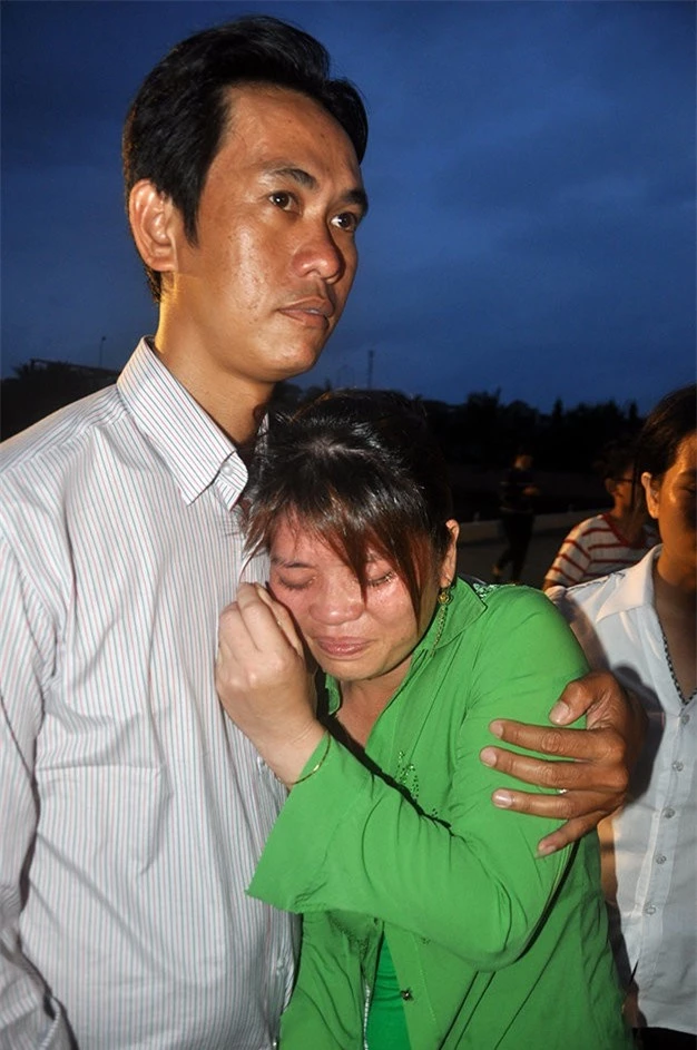 Chị Lương Thị Ngọc Huyền khóc hết nước mắt vì mất cả cha và anh - Ảnh: Đ.Hà