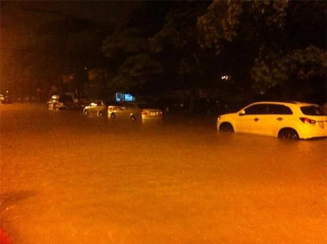  Dãy ôtô đỗ bên lề đường Đào Tấn, gần công viên Thủ Lệ bị nước ngập đe doạ