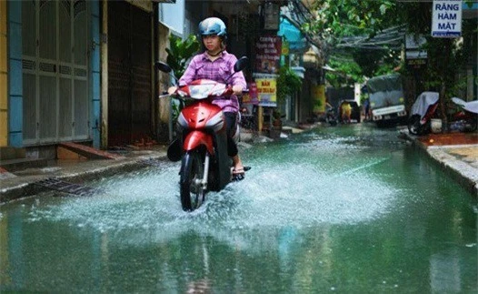 Trong chiều nay, lực lượng chức năng sẽ vào cuộc để điều tra hiện tượng dòng nước xanh kỳ lạ.