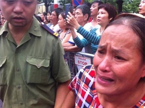 Người thân của nạn nhân trong vụ sập nhà cổ tại Hà Nội lo lắng chờ tin.