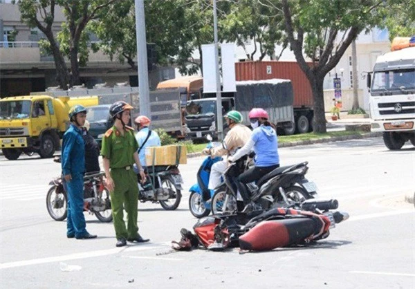 Lực lượng chức năng có mặt tại hiện trường giải quyết nguyên nhân vụ việc.