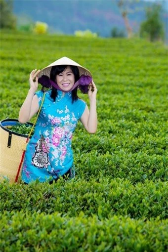 Nữ doanh nhân trong vườn trà ô long của công ty. Ẩnh báo Người lao động.