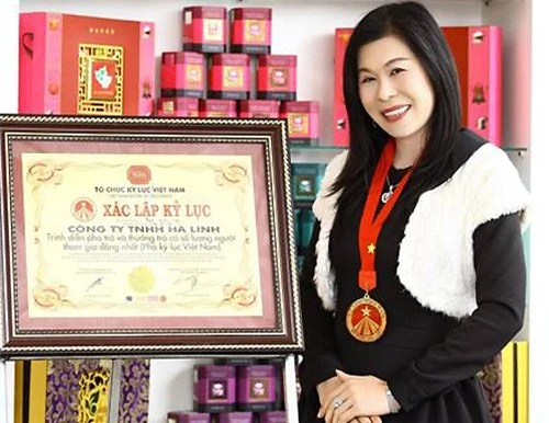 Bà Hà Linh bên bằng xác nhận kỷ lục số lượng người uống trà lớn nhất Việt Nam do tổ chức kỷ lục Việt Nam trao tặng. Ảnh báo Người lao động.