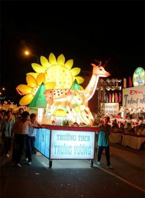 Những chiếc đèn lồng ấn tượng trong Lễ hội Trung thu Phan Thiết.