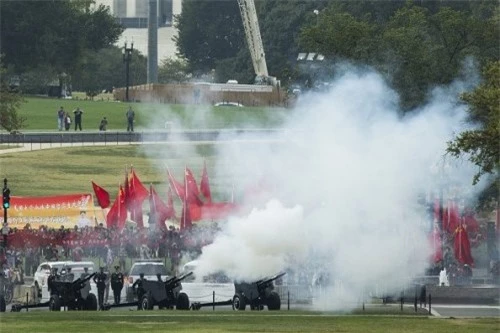 Đại bác được bắn trong nền quốc thiều Trung Quốc khi Tổng thống Mỹ Barack Obama chào đón Chủ tịch Trung Quốc Tập Cận Bình tại Nhà Trắng. Ảnh: AFP