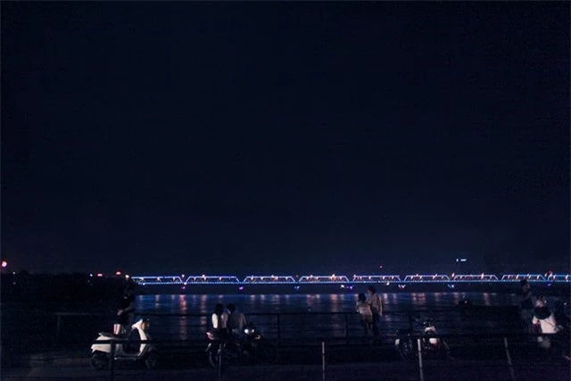 Người dân nô nức kéo đến cầu Long Biên chiêm ngưỡng siêu trăng. Ảnh báo Dân trí.