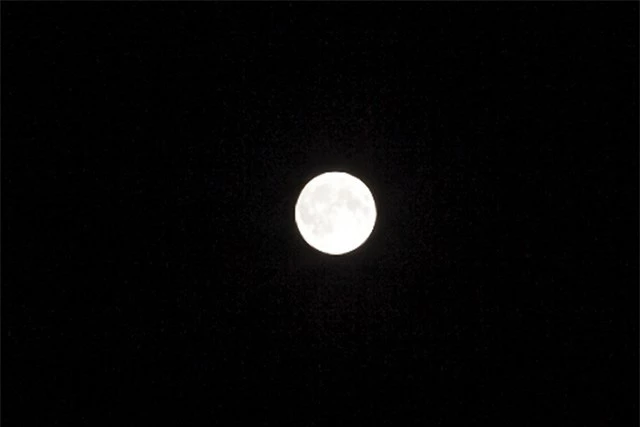 Vầng trăng sáng hơn và to hơn 14 % so với thường lệ.