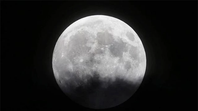 Siêu trăng trên bầu trời Tirana, Albania (Ảnh: EFE)