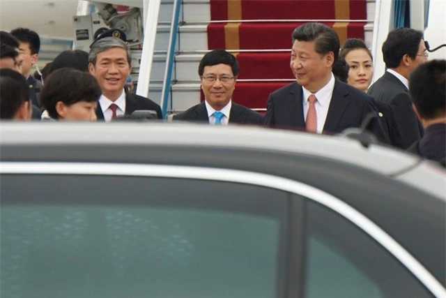  Ủy viên Bộ Chính trị, Trưởng ban Tuyên giáo Trung ương Đinh Thế Huynh và Phó Thủ tướng, Bộ trưởng Bộ Ngoại giao Phạm Bình Minh có mặt tại sân bay đón Tổng Bí thư, Chủ tịch Trung Quốc. 