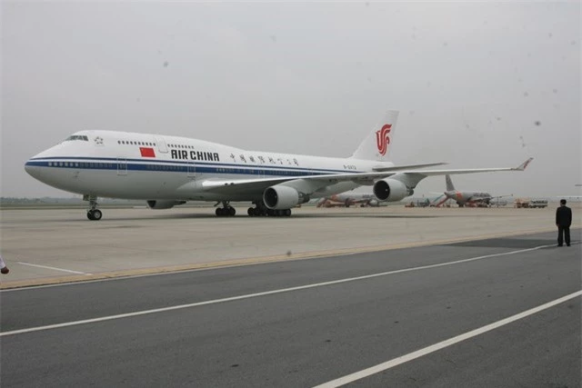  Lúc 12h trưa 5/11, chuyên cơ chở Chủ tịch Trung Quốc Tập Cận Bình và Phu nhân hạ cánh xuống sân bay Nội Bài (Hà Nội). 