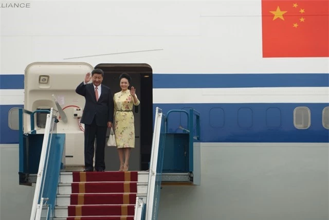  Chủ tịch Trung Quốc Tập Cận Bình và Phu nhân Bành Lệ Viện bắt đầu chuyến thăm Việt Nam. (Ảnh: Hữu Nghị) 