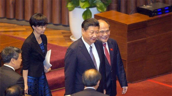 Chủ tịch Quốc hội Nguyễn Sinh Hùng (phải) thay mặt Quốc hội đón ông Tập Cận Bình - Ảnh: V.Dũng