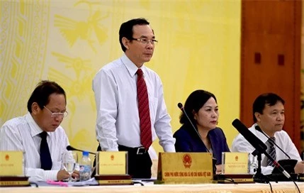 Bộ trưởng, Chủ nhiệm Văn phòng Chính phủ Nguyễn Văn Nên trả lời báo chí. Ảnh: VGP.