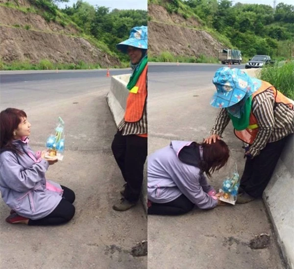 Hình ảnh cô con gái quỳ giữa đường tặng quà cho người mẹ quét rác khiến cộng đồng mạng xôn xao.