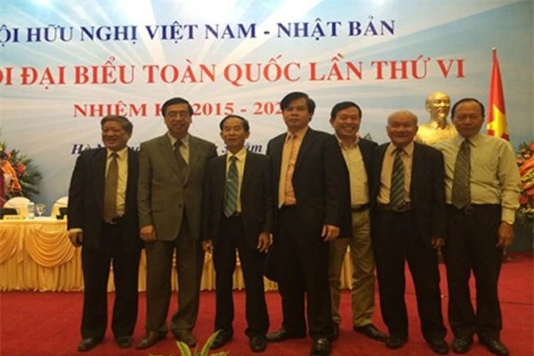 Ông Lê Đình Vinh (thứ tư từ trái qua) trở thành tân Hiệu trưởng Trương Đại học Luật.