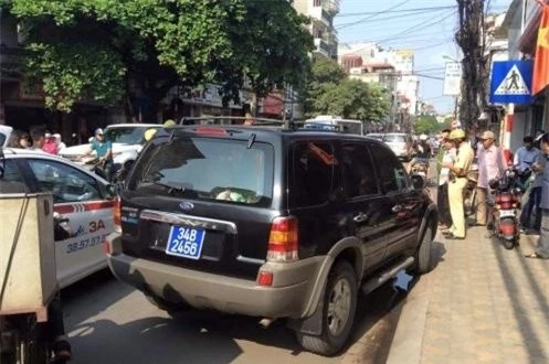 Chiếc xe biển xanh đi vào đường cấm gây náo loạn phố Hà Nội.