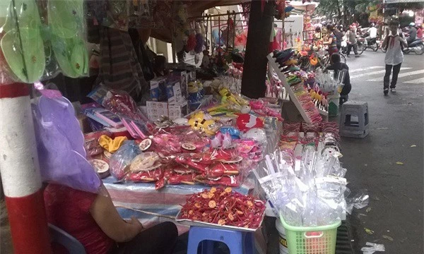 Nhiều món đồ chơi được bày bán khắp phố Trung thu.