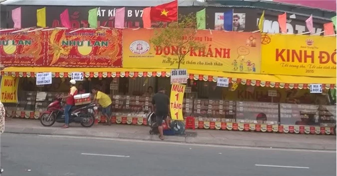 ian hàng bán bánh của hãng Đồng Khánh trên đường Quang Trung (Quận Gò Vấp - TP.HCM).