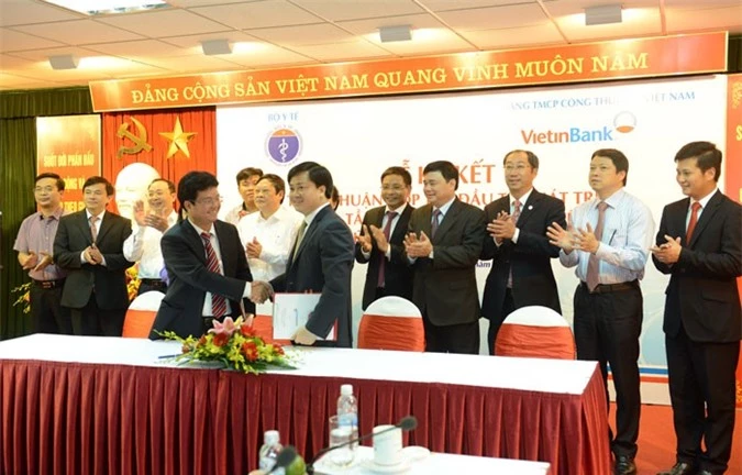 Tổng Giám đốc VietinBank Lê Đức Thọ và Thứ trưởng Bộ Y tế Phạm Lê Tuấn ký Thỏa thuận hợp tác.