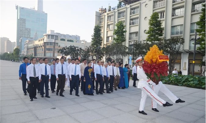 Các đại biểu dâng hương, tưởng niệm trước tượng đài Bác trước khi Lễ kỷ niệm chính thức diễn ra.