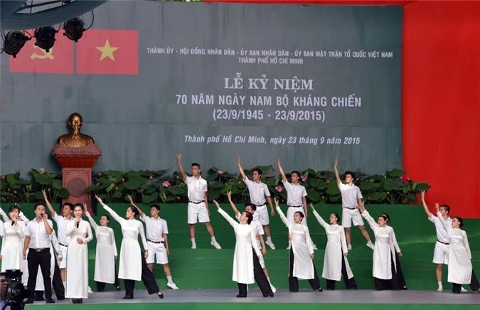 Khí thế hào hùng của Nam bộ kháng chiến được tái hiện qua các tiết mục biểu diễn nghệ thuật tại buổi lễ 