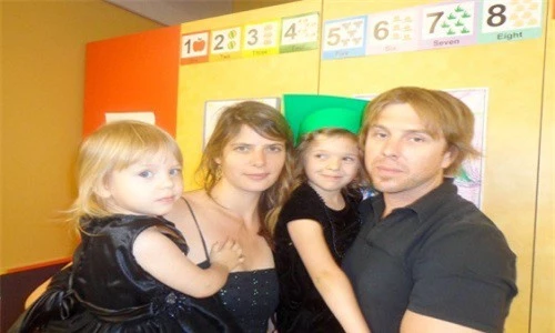 Bé Bree Nielson (ngoài cùng bên trái), 2 tuổi, chụp ảnh cùng với cha mẹ và chị gái