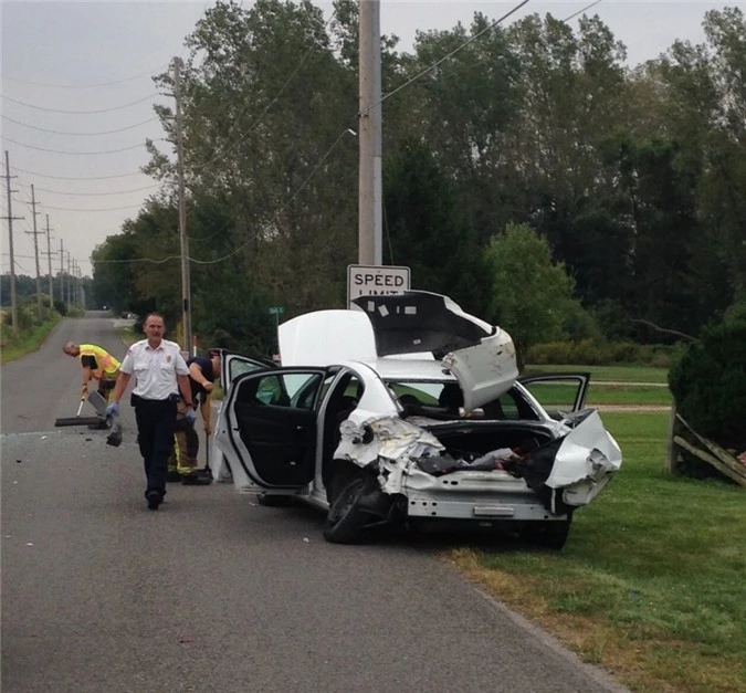 Chiếc xe nát bét sau vụ tai nạn.