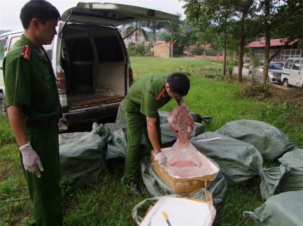 Lực lượng công an tỉnh Lạng Sơn kiểm tra số hàng nhập lậu.