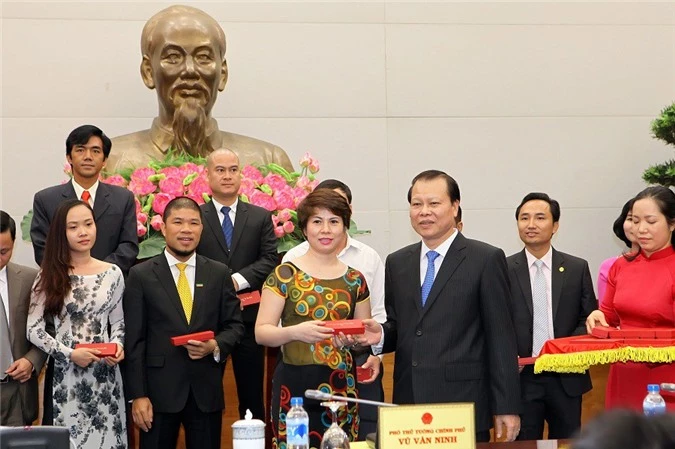 Phó thủ tướng Vũ Văn Ninh tặng quà cho doanh nhân Nguyễn Oanh.