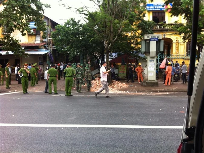 Rất đông người dân vây kín hiện trường theo dõi diễn biến vụ sập nhà ở Hà Nội.