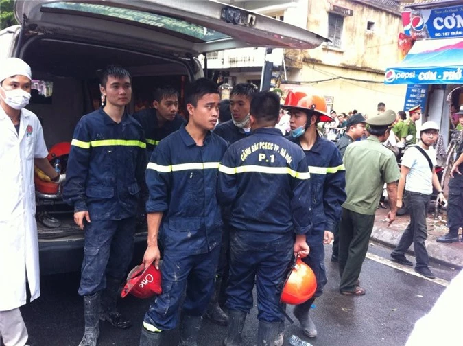 Các y, bác sĩ tiến vào hỗ trợ nạn nhân trong vụ sập nhà cổ tại Hà Nội.