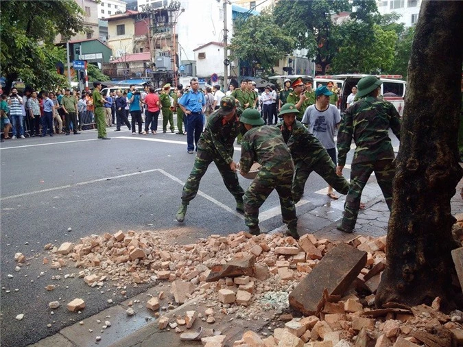 Xe múc được điều đến tại hiện trường vụ sập nhà cổ tại Hà Nội.