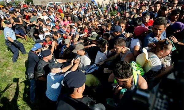 Người tị nạn xô xát với lực lượng cảnh sát Croatia tại bến xe Tovarnik (Ảnh: Reuters)