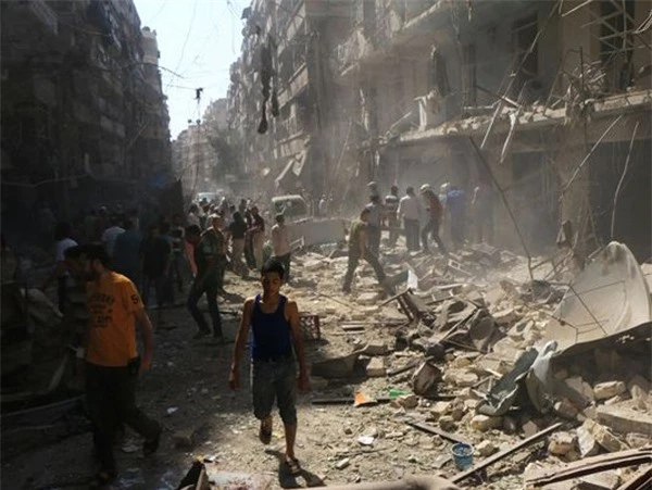 Thành phố Aleppo của Syria sau cuộc không kích của chính quyền Assad (Ảnh: AFP)