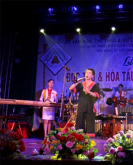 Hà Công Cương biểu diễn cùng dàn nhạc trong Liên hoan độc tấu và hoà tấu nhạc cụ dân tộc. 