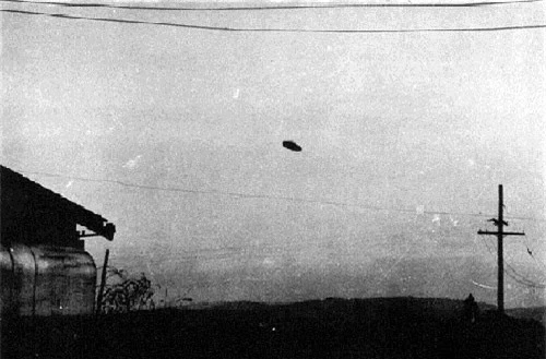 Bức ảnh được chụp từ những năm nhưng khá rõ nét về UFO.