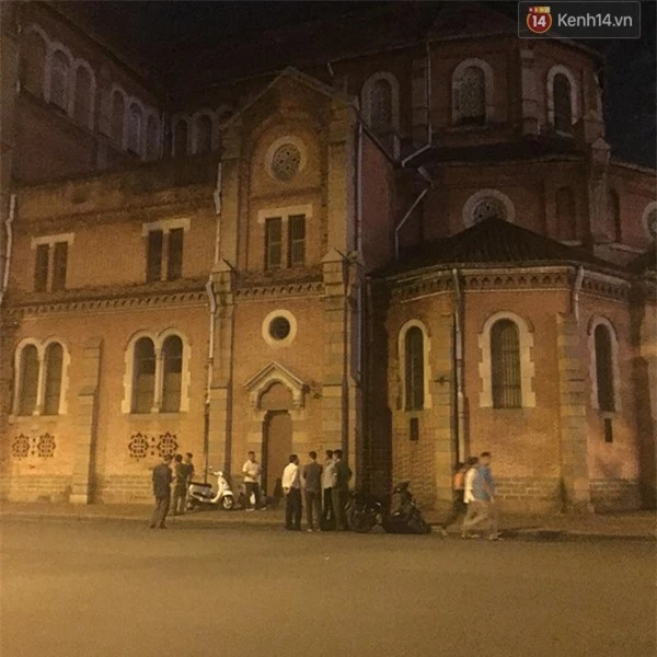 Lực lượng chức năng làm việc suốt đêm để vây bắt nam thanh niên cố thủ bên trong nhà thờ Đức Bà suốt đêm qua.
