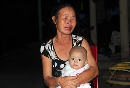 Bà nội bé Thế Ngọc đau đớn kể lại ngày mẹ bé bị điện giật tử vong để lại đứa con thơ.
