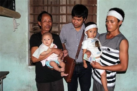 PV Dân trí trao 1000.000 tiền của một nhà hảo tâm cho anh Thọ, để anh có thêm kinh phí đưa bé Ngọc đi chữa trị.