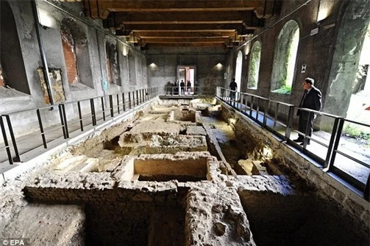 Hiện trường khai quật khu mộ ở Florence.