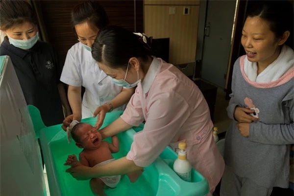 Các y tá tắm cho con của Li Rui tại trung tâm Red Wall.