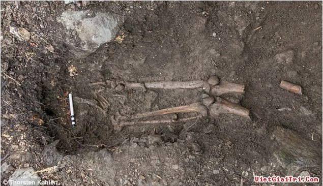 Phần xương chân vẫn nằm dưới ngôi mộ.