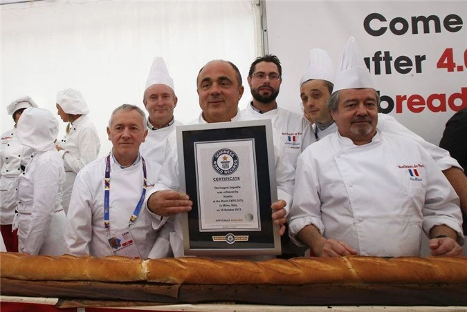 Những thợ làm bánh đến từ Pháp và Italia được vinh danh trong kỷ lục Guiness Thế giới.