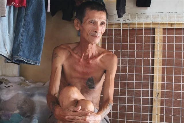 Bác Nguyễn Thế Hùng - bố chồng của chị Hường cũng vừa khỏi bại liệt sau 4 năm không đi lại.