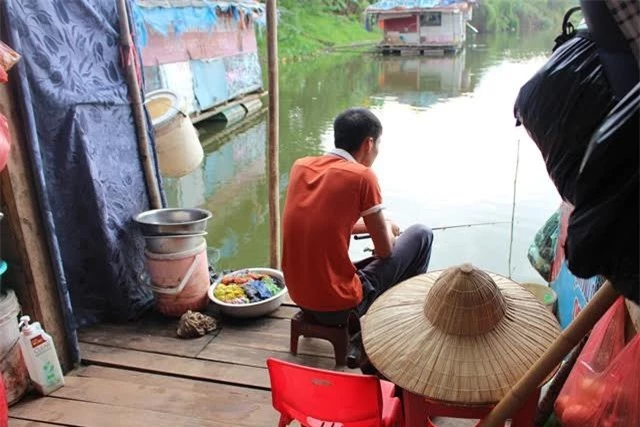 Anh Cường không có khả năng lao động nên hàng ngày chỉ ngồi câu cá trên sông đẻ cải thiện bữa căn cho gia đình nghèo.