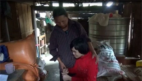 Hai mẹ con chị Lương, em Yến tá túc trong căn nhà tồi tàn, gió lạnh lùa vào từ 4 phía.