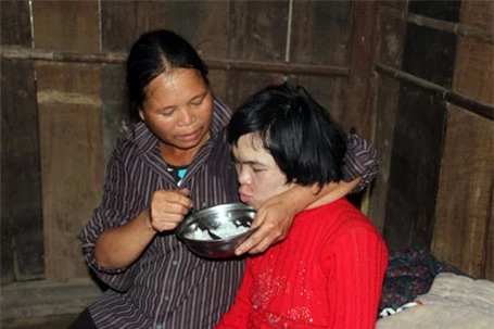 Nợ nần chồng chất nên hiếm khi chị Lương lo cho Yến được bữa ăn no đủ. Bữa ăn của em thường chỉ có cơm chan với nước mắm, canh rau đạm bạc trong vườn.