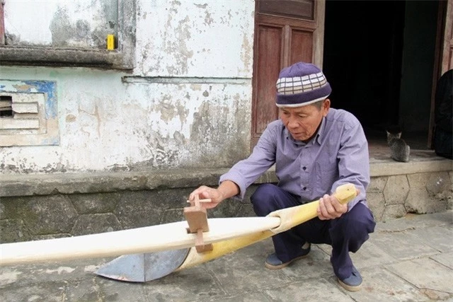 Ông Tý nhận làm, sửa cày cho người dân trong vùng để kiếm thêm thu nhập.