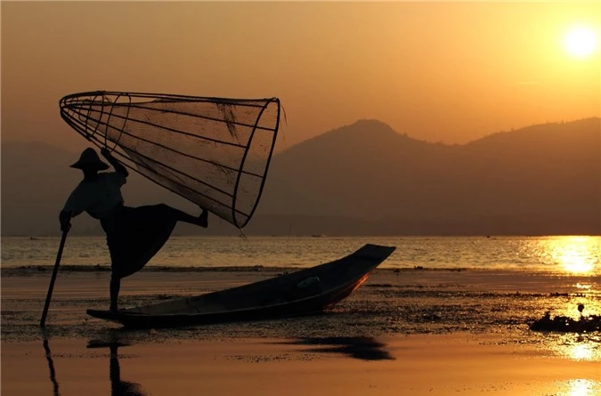  cách chèo thuyền đánh cá rất độc đáo.