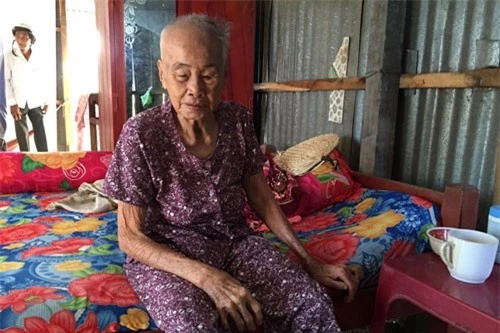 Cụ Mạ 92 tuổi không người thân, sống nhờ sự cưu mang của mọi người.